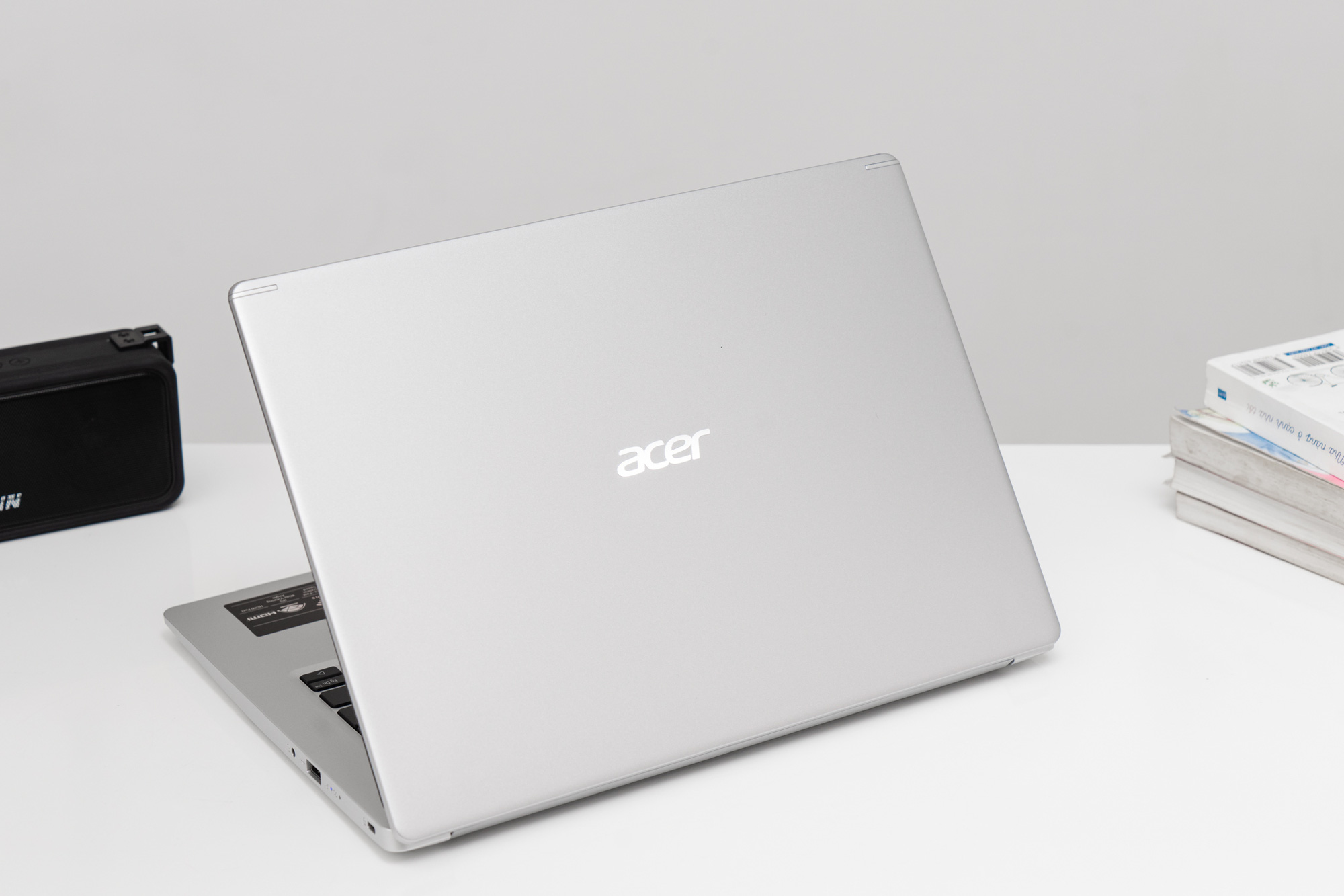 Acer Aspire 5 mang dáng dấp của một thiết bị đến từ tương lai