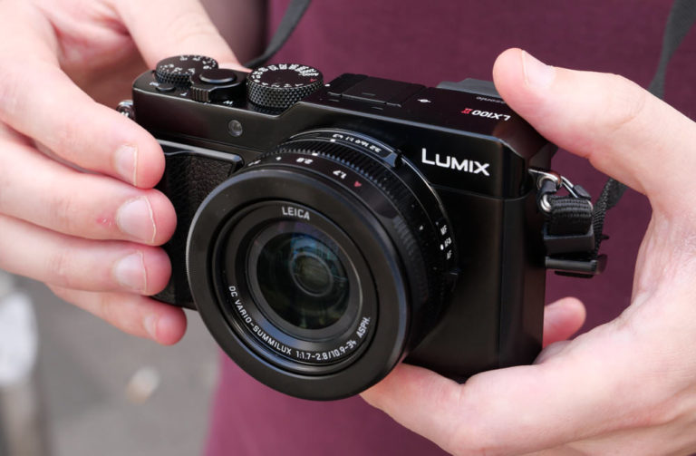 Panasonic Lumix LX100 II là dòng máy ảnh phong cách hoài cổ rất ấn tượng